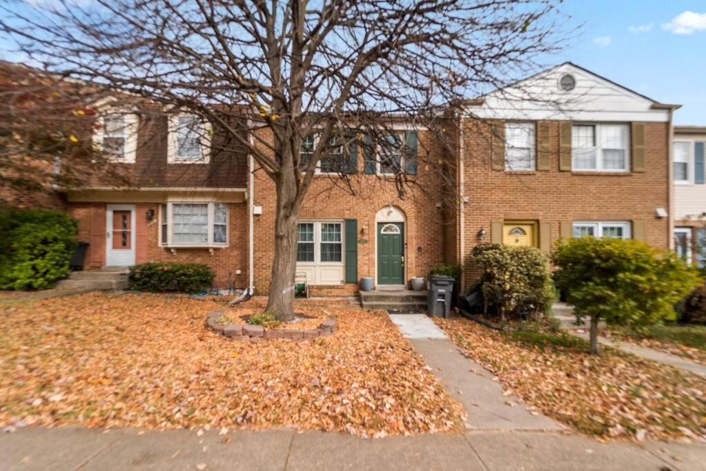 Townhouse In Woodbridge Apartment Exterior photo